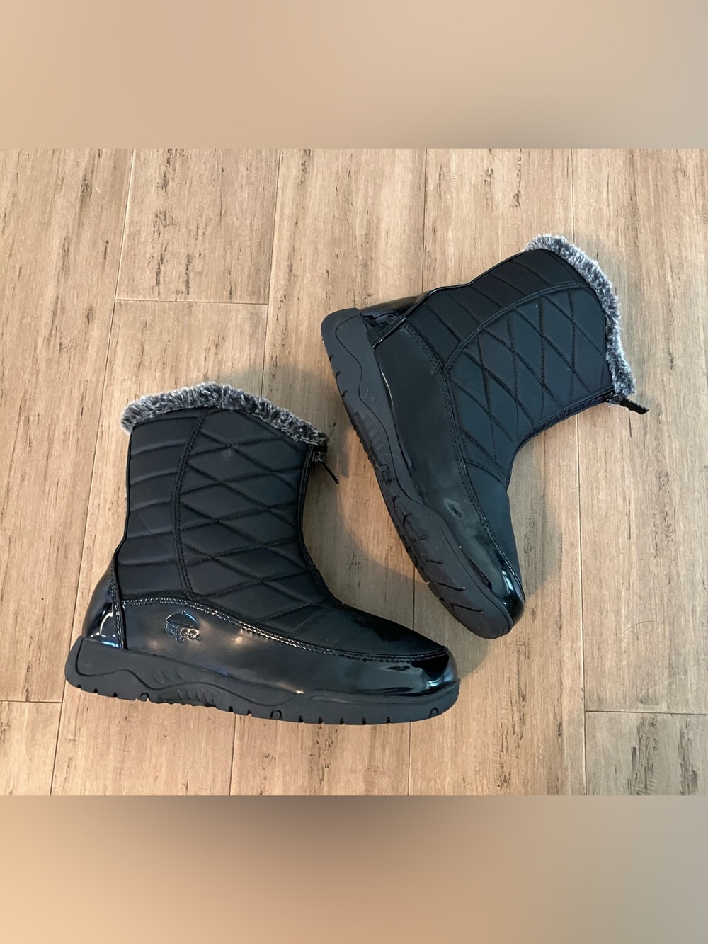 Totes women’s mid calf lined cuffed water proof quilted black boots. Zip size 8